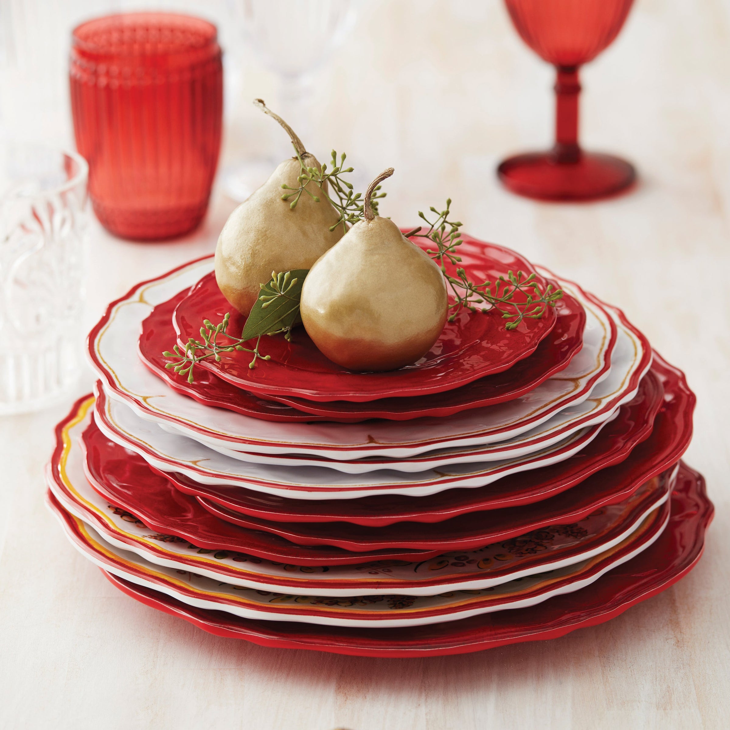 Garnet red Le Cadeaux Dinner Plate 11-inch with ceramic-look scalloped edge