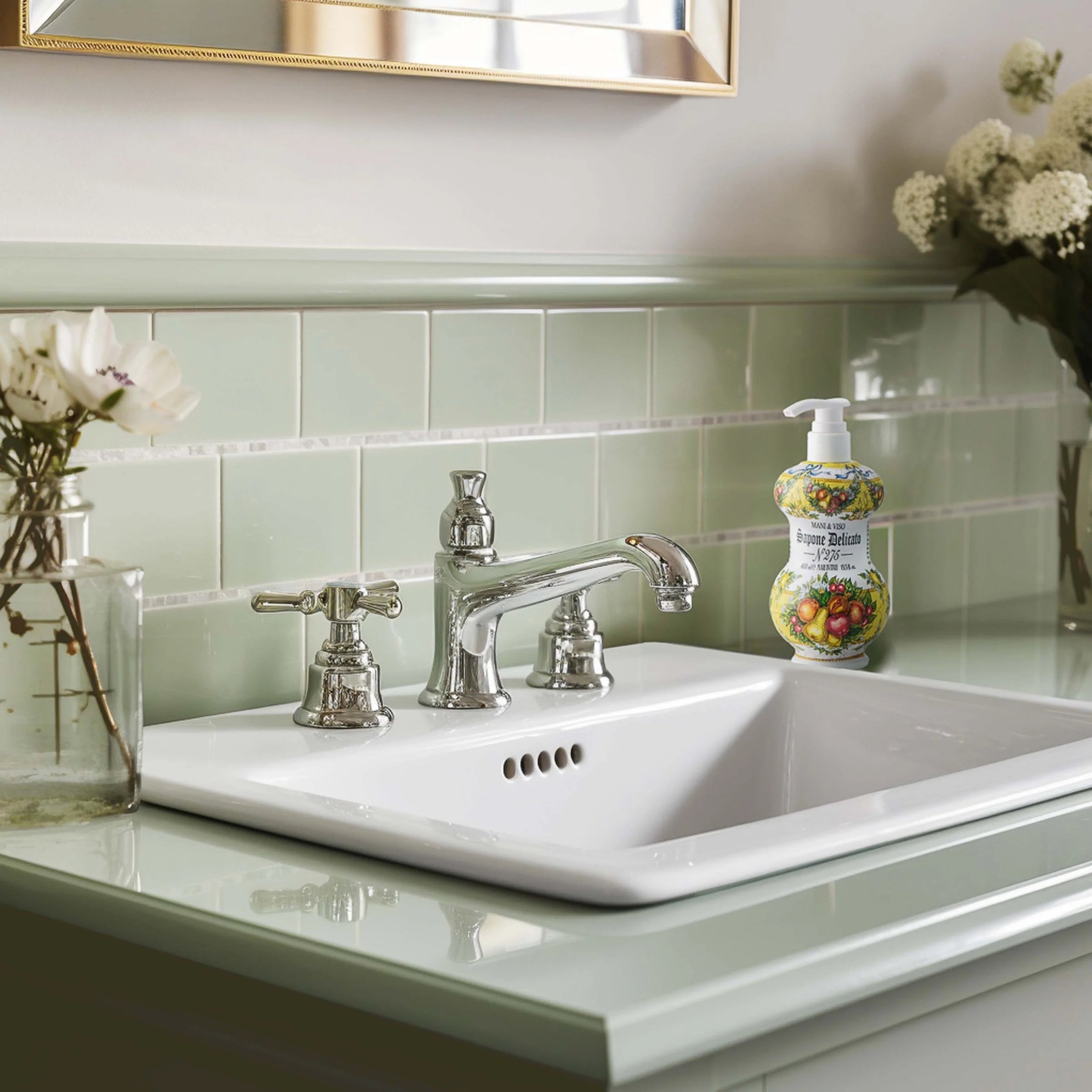 Gentle, dermatologist-tested hand soap suitable for sensitive skin, enriched with aloe and almond oil, Alboretum scent.