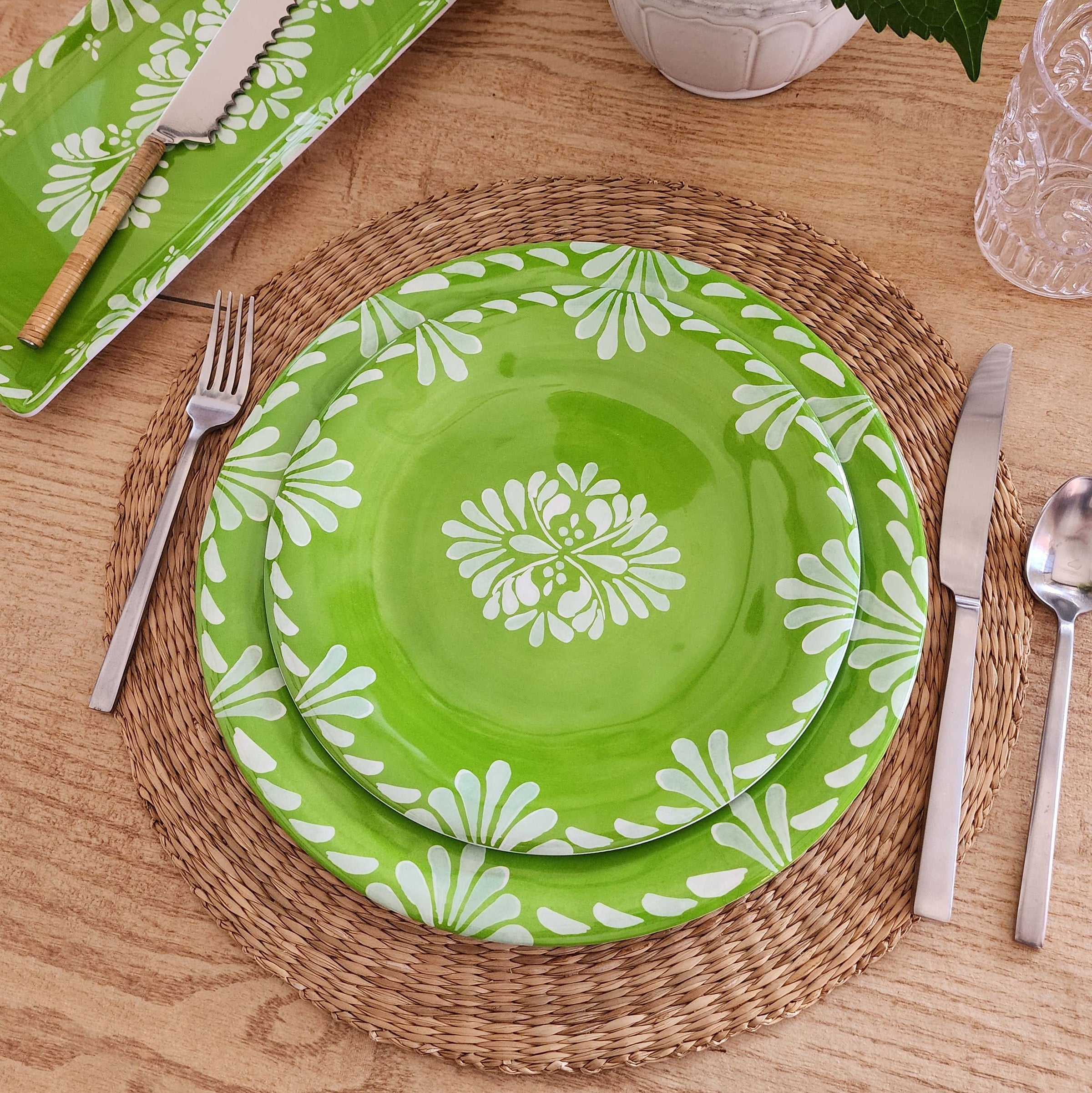 le Cadeaux Paloma green dinner and salad plates on a le Cadeaux Sicily orange placemat with cutlery 